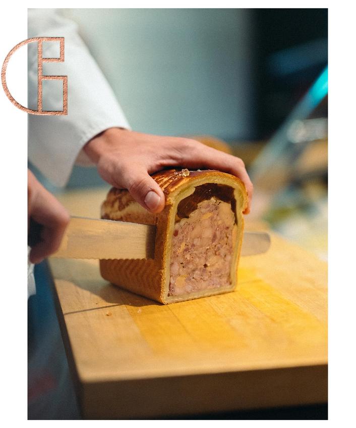 Chef qui découpe le Pâté en croûte au foie gras de la Maison Vérot
