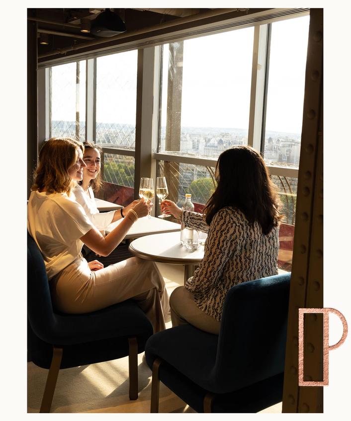 Des femmes qui profitent d'une pause au Lounge de Madame Brasserie et de la vue sur Paris